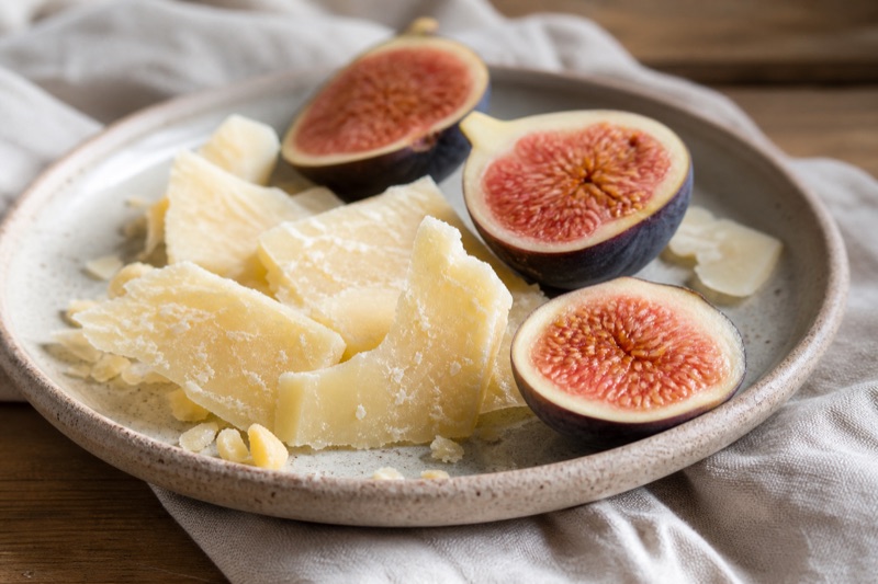 Scaglie di Parmigiano Reggiano con fichi maturi