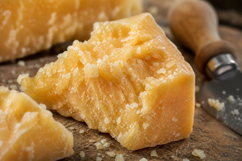 Dettaglio della pasta del Parmigiano Reggiano con grana e cristalli