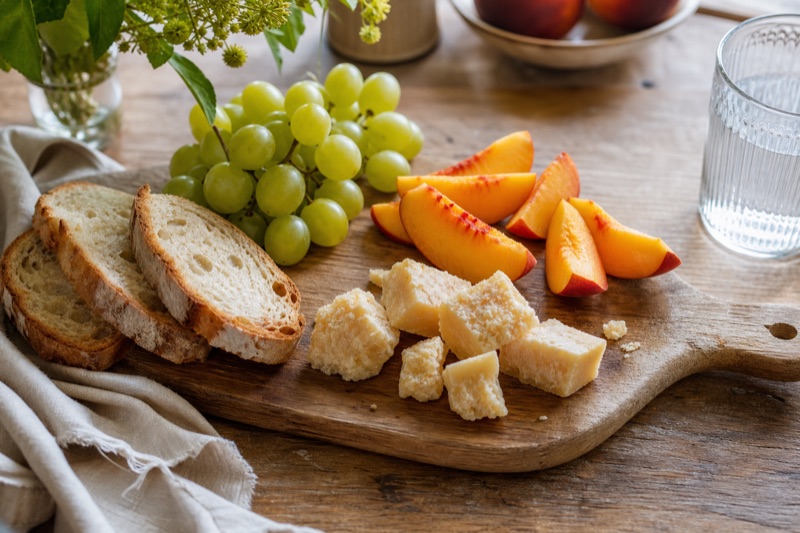 Merenda estiva con Parmigiano Reggiano, frutta fresca e pane