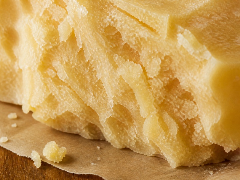 Macro della grana del Parmigiano Reggiano stagionato con piccoli cristalli visibili