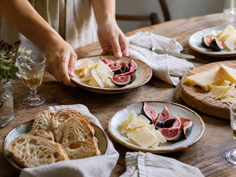 Tavola di famiglia con fichi di settembre e scaglie di Parmigiano Reggiano