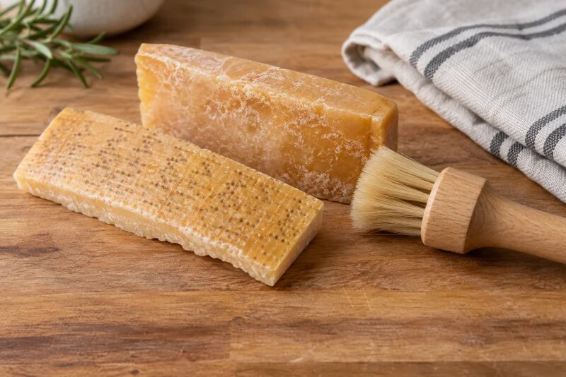 Crosta naturale di Parmigiano Reggiano pronta per essere pulita e cucinata