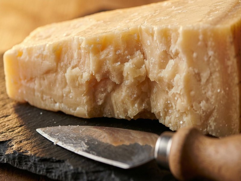 I cristalli del piacere: cosa sono i puntini bianchi nel Parmigiano Reggiano?