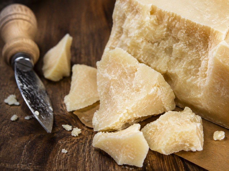 Perché nel Parmigiano nascono quei piccoli cristalli che scrocchiano